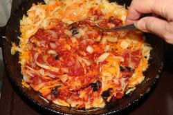 Капуста с луком в черносливе - шаг 6