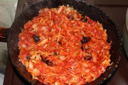 Капуста с луком в черносливе - шаг 7