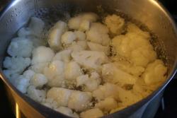 название картинки Цветная капуста с сыром и помидорами тушеная