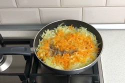 название картинки Капуста тушеная классическая на сковороде