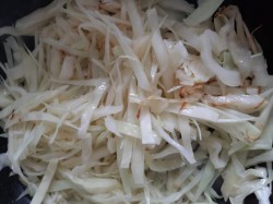 Капуста тушеная с картошкой, томатной пастой и свининой - шаг 10