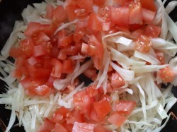 Капуста тушеная с картошкой, томатной пастой и свининой - шаг 11