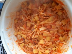 Капуста тушеная с картошкой, томатной пастой и свининой - шаг 12