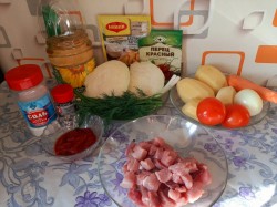 Капуста тушеная с картошкой, томатной пастой и свининой - шаг 1