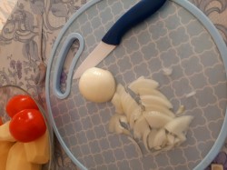 Капуста тушеная с картошкой, томатной пастой и свининой - шаг 2