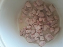 Капуста тушеная с картошкой, томатной пастой и свининой - шаг 4