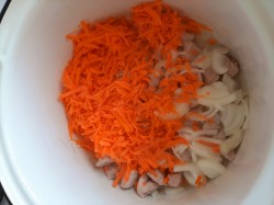 Капуста тушеная с картошкой, томатной пастой и свининой - шаг 5