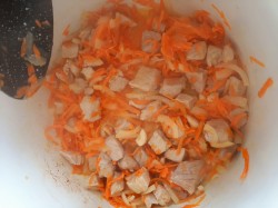 Капуста тушеная с картошкой, томатной пастой и свининой - шаг 6