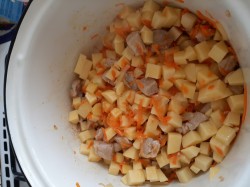 Капуста тушеная с картошкой, томатной пастой и свининой - шаг 8