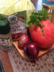 Капуста жареная с помидорами и чесноком