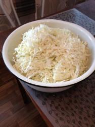 Капуста жареная с помидорами и чесноком