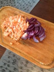 Капуста жареная с помидорами и чесноком