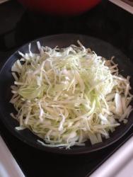 Капуста жареная с помидорами и чесноком