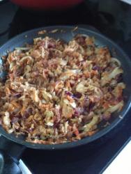 Капуста жареная с помидорами и чесноком