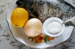 Карась запеченный в фольге в духовке