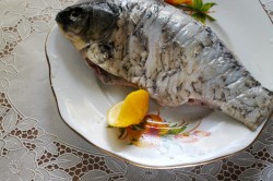 Карась запеченный в фольге в духовке