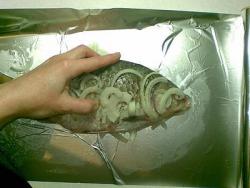 Карась запеченный с репчатым луком в фольге в духовке