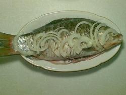 Карась запеченный с репчатым луком в фольге в духовке