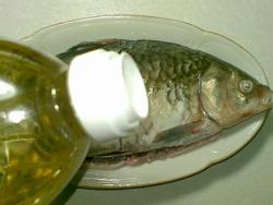 Карась запеченный с репчатым луком в фольге в духовке