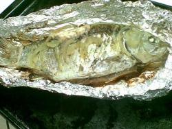 Карась запеченный с репчатым луком в фольге в духовке