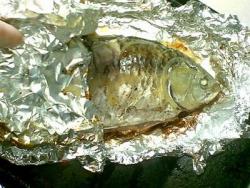 Карась запеченный с репчатым луком в фольге в духовке