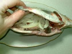 Карась запеченный с репчатым луком в фольге в духовке