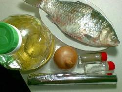 Карась запеченный с репчатым луком в фольге в духовке