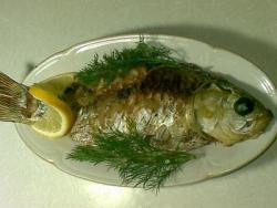 Карась запеченный с репчатым луком в фольге в духовке