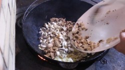 Караси в сметанном соусе в казане