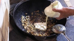 Караси в сметанном соусе в казане