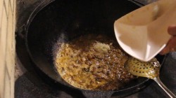 Караси в сметанном соусе в казане