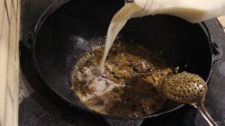 Караси в сметанном соусе в казане