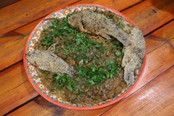 Караси в сметанном соусе в казане