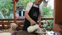 Караси в сметанном соусе в казане