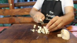 Караси в сметанном соусе в казане