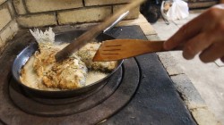 Караси в сметанном соусе в казане