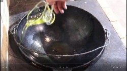 Караси в сметанном соусе в казане