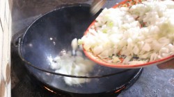 Караси в сметанном соусе в казане