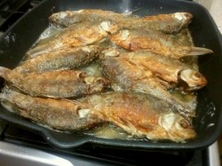 Карасики мелкие жареные - шаг 5