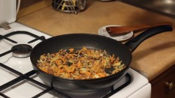 Запеченный карп с овощами и грибами в духовке