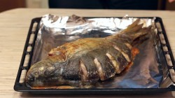 Запеченный карп с овощами и грибами в духовке