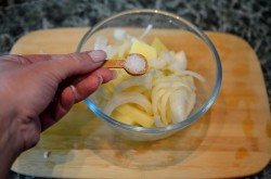 Запеченная картошка лук помидоры в духовке