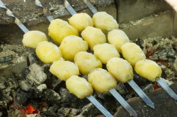 название картинки Картофель сваренный в мундире и обжаренный на мангале