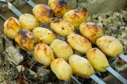 название картинки Картофель сваренный в мундире и обжаренный на мангале