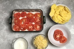 название картинки Картофель с фаршем и помидорами в духовке запеканка
