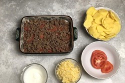 название картинки Картофель с фаршем и помидорами в духовке запеканка