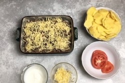 название картинки Картофель с фаршем и помидорами в духовке запеканка