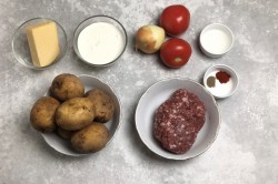 название картинки Картофель с фаршем и помидорами в духовке запеканка