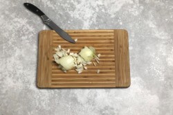 название картинки Картофель с фаршем и помидорами в духовке запеканка