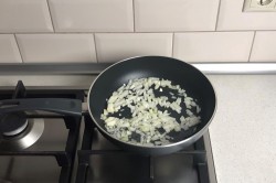 название картинки Картофель с фаршем и помидорами в духовке запеканка